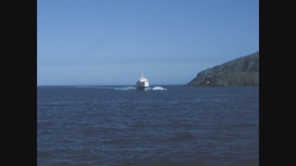 Matera Ιταλια Ιουνιοσ 1975 Πλοίο Φτάνει Στο Λιμάνι Της Δεκαετίας — Αρχείο Βίντεο