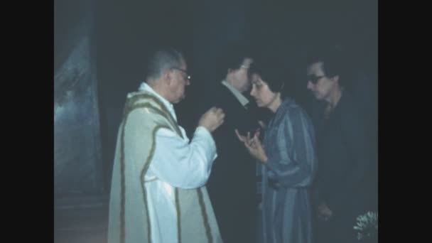 Pavia Itália Maio 1976 Sacerdote Comunhão Igreja Durante Missa Nos — Vídeo de Stock