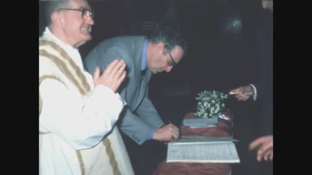 Pavia イタリア1976年5月 70年代に教会の結婚式に署名する証人 — ストック動画