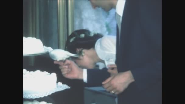 Pavia イタリア1976年5月 70年代に白い鳩とケーキカット結婚式のディナー — ストック動画