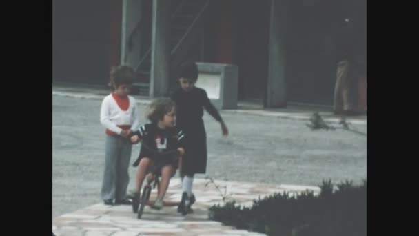 Pavia Italy June 1964 Ребенок Трехколесном Велосипеде — стоковое видео