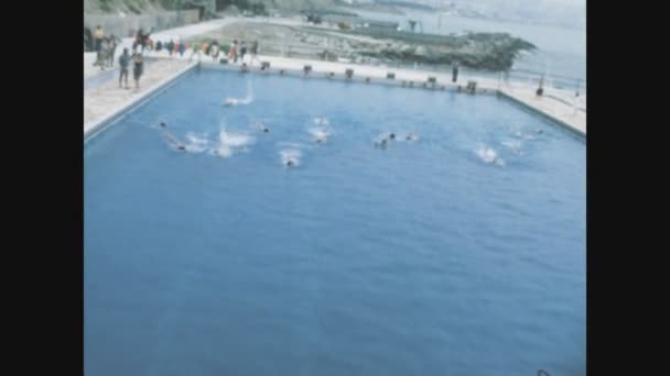 Pavia Olaszország Június 1964 Gyerekek Úsznak Medencében Években — Stock videók