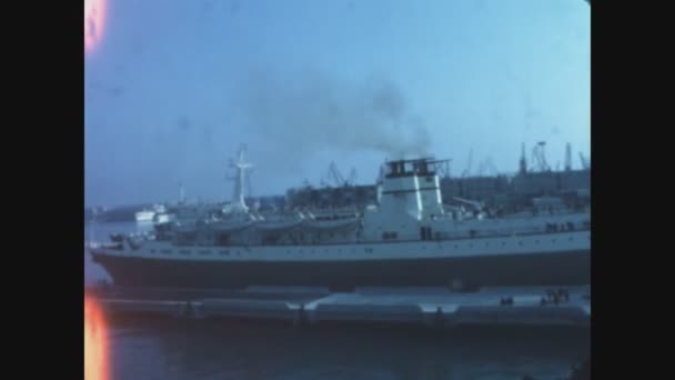 イタリア サルディニア エイプリル社1980年 1980年の港湾現場での船舶 — ストック動画