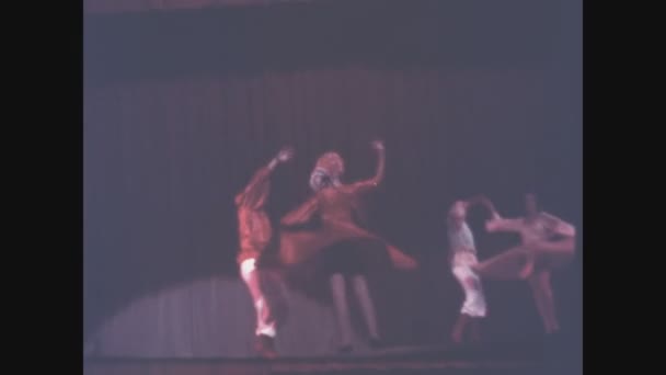 Milan Talya Haziran 1960 Larda Tiyatroda Dansçılar Grubu — Stok video