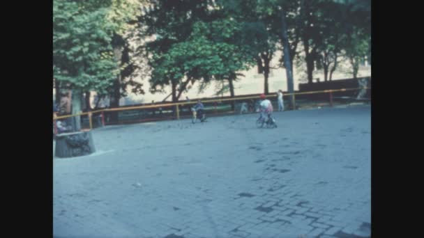 Como Italia Mayo 1968 Paseo Infantil Bicicleta Parque Los Años — Vídeo de stock