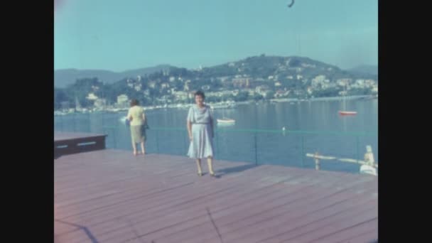 Como Italy Μάιος 1968 Lady Περπατά Από Λίμνη Como Στη — Αρχείο Βίντεο