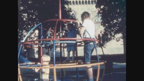 Coo Italy May 1968 六十年代的孩子们在公园里玩耍 — 图库视频影像