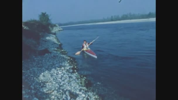 Como Italia Maggio 1968 Canoa Sul Fiume Negli Anni — Video Stock