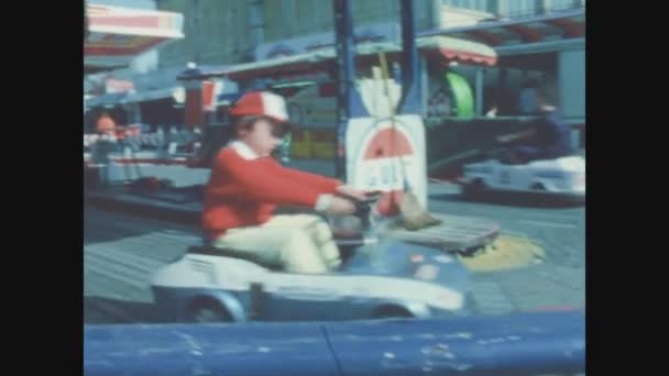 Como Italy Μαϊοσ 1968 Παιδιά Στο Λούνα Παρκ Της Δεκαετίας — Αρχείο Βίντεο