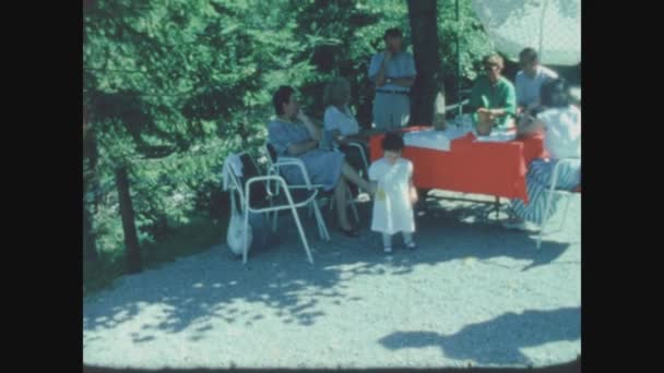Coo Italy May 1968 六十年代家庭在自家花园野餐 — 图库视频影像