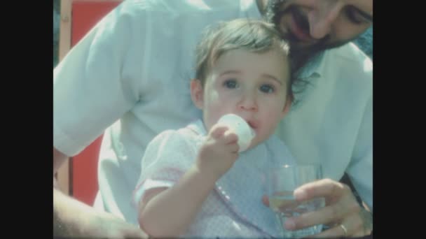 Como Itália Maio 1968 Bebê Bem Água Vidro Nos Anos — Vídeo de Stock
