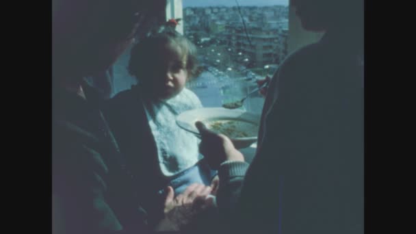 Como Italia Maggio 1968 Nutrire Bambino Negli Anni — Video Stock