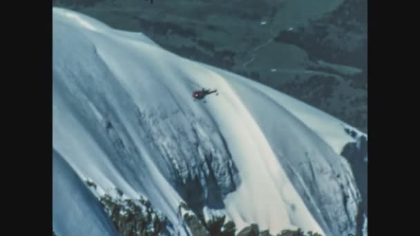 Dolomites Italia Diciembre 1975 Helicóptero Vuela Cima Montaña Los Años — Vídeos de Stock