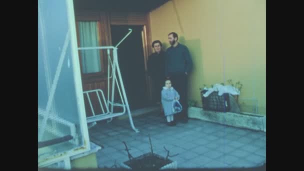 Como Italia Maggio 1968 Familiari Lasciano Casa Negli Anni — Video Stock