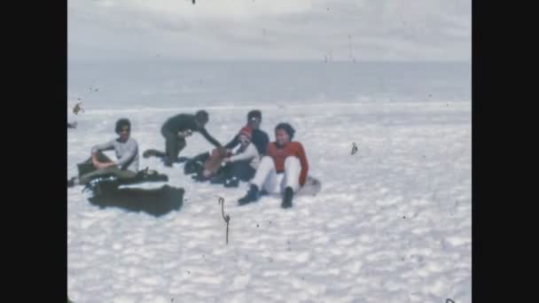 Dolomites Italia Diciembre 1975 Turistas Sobre Las Dolomitas Los Años — Vídeos de Stock