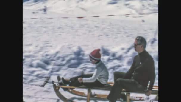 Δολομητεσ Ιταλια Δεκεμβριοσ 1975 Έλκηθρο Σκύλου Στο Χιόνι Δεκαετία Του — Αρχείο Βίντεο