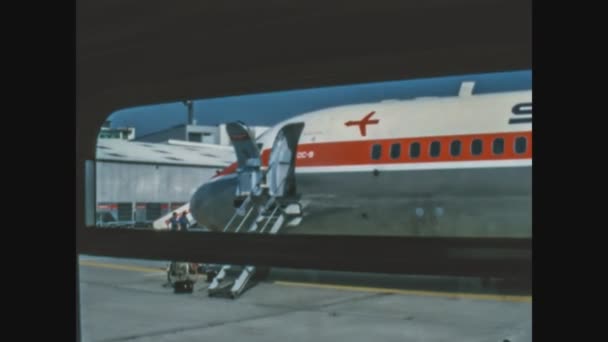 Milan Italy December 1975 Airport Scene 70S — Stock Video