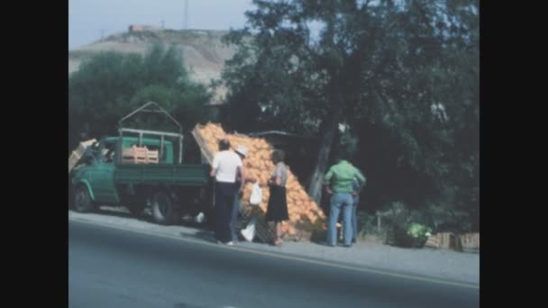 Matera Italy Hazi Ran 1975 Lerde Yol Kenarında Meyve Satışları — Stok video