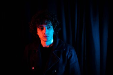 Siyah geçmişi olan düşünceli ve yakışıklı bir gencin dramatik portresi.