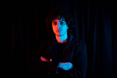 Siyah geçmişi olan düşünceli ve yakışıklı bir gencin dramatik portresi.