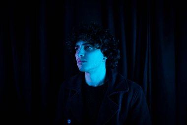 Siyah geçmişi olan düşünceli ve yakışıklı bir gencin dramatik portresi.