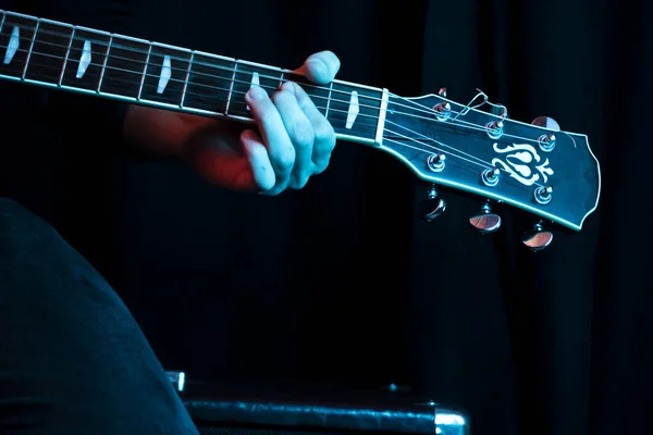 Detalhe Pescoço Uma Guitarra Acústica Palco — Fotografia de Stock