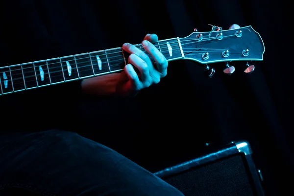 Mãos Segurar Uma Guitarra Faça Mãos Enquanto Toca Guitarra Estúdio — Fotografia de Stock