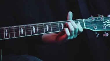 Guy 'ın portresi arka planda klasik gitar çalar. Tiyatro perdeleri.