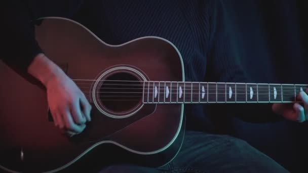 Портрет Гая Грає Класичній Гітарі Задньому Плані Фігурки Театру — стокове відео