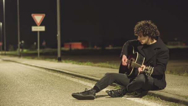 Zenész Akusztikus Gitár Egyedül Sidewalk Éjszaka — Stock videók
