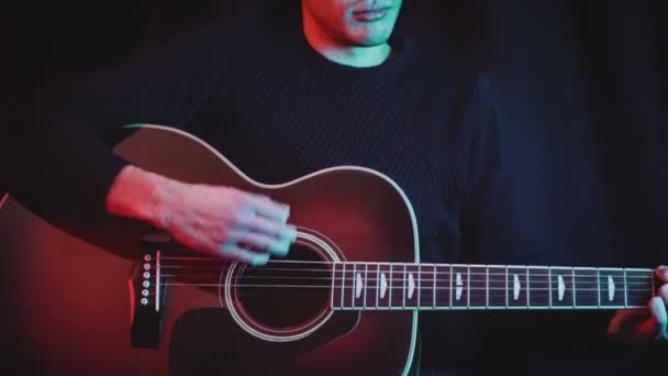男の肖像画は 舞台裏で古典的なギターを演奏カーテン — ストック動画