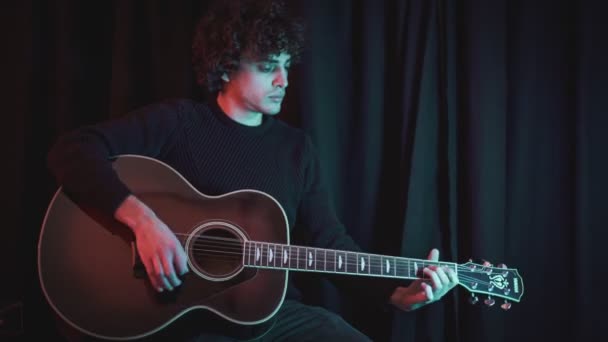 Porträt Von Guy Spielt Klassische Gitarre Hintergrund Der Theatervorhang — Stockvideo