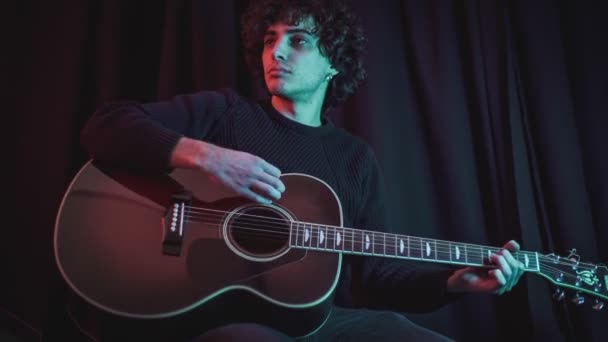 Retrato Guy Toca Guitarra Clásica Fondo Las Cortinas Teatro — Vídeos de Stock