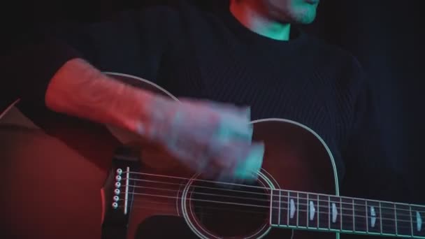 Portret Van Guy Speelt Klassieke Gitaar Achtergrond Theatergordijnen — Stockvideo