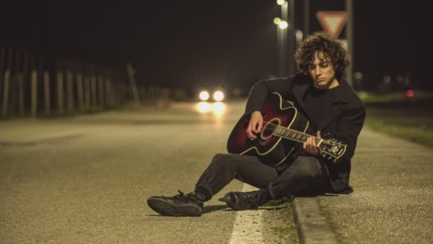 Portret Van Guy Speelt Klassieke Gitaar Achtergrond Theatergordijnen — Stockvideo