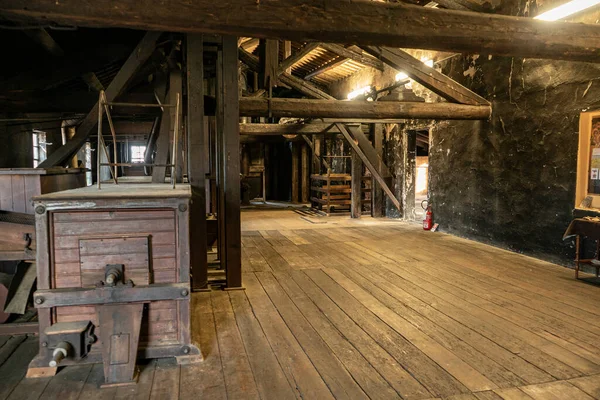 Pusty Pokój Opuszczonym Domu Oknem Drewnianą Podłogą — Zdjęcie stockowe