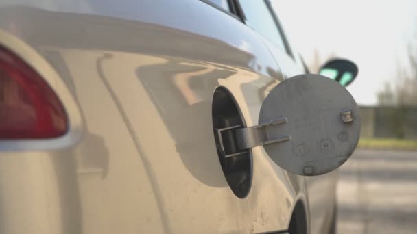 昂贵燃料的生动形象 燃料价格上涨 燃料价格上涨 把钱放在汽车的油箱里 欧元钱 — 图库视频影像