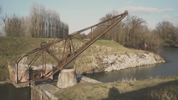 Détail Vieille Grue Sur Écluse Rivière — Video