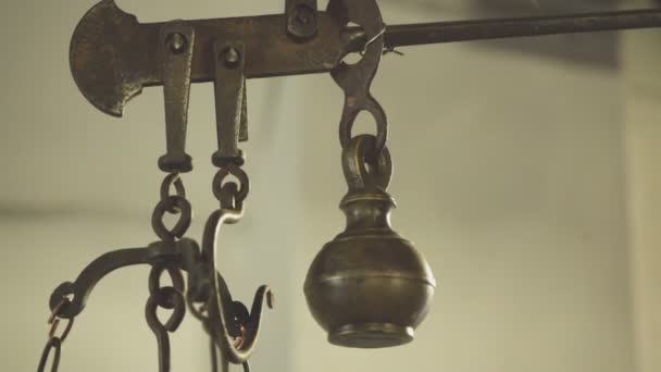 Detail Shot Van Een Historische Metalen Balans — Stockvideo