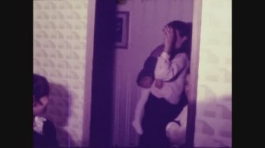 PALERMO, İTALYA MAYIS 1972: oturma odasında insanlar arasında mutlu bir sevinç anı. 70 'lerde ev yapımı film. İtalyan sosyal tarihi.