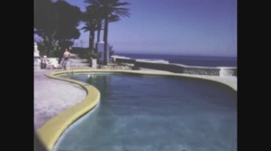 PALERMO, İtalya Mayıs 1964: 60 'larda deniz kenarındaki tatil beldesinde havuz