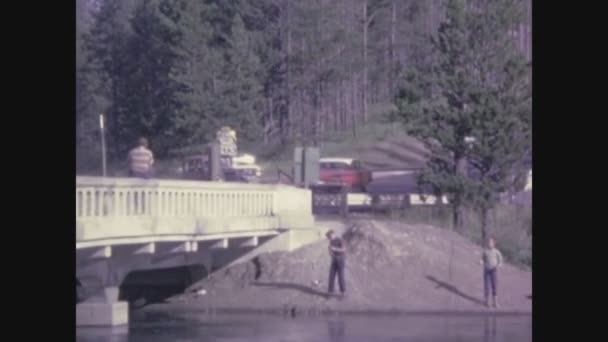 Kalifornien Förenade Staterna Juni 1962 Pojkar Fiskar Älven Talet — Stockvideo