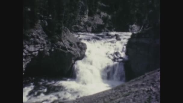 Yellowstone Stany Zjednoczone Mogą 1962 Wodospad Strumieniu Latach Tych — Wideo stockowe