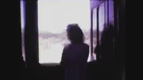 Nuevo México Estados Unidos Mayo 1962 Mujer Viaja Tren Mirando — Vídeos de Stock