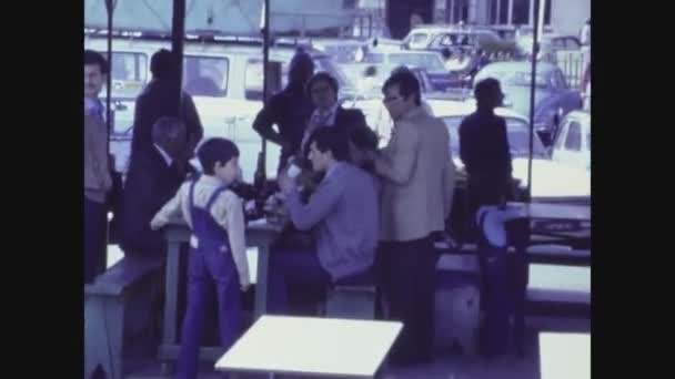 Palermo Ιταλια Μάιος 1972 Άνθρωποι Τρώνε Στα Τραπέζια Κοντά Στο — Αρχείο Βίντεο