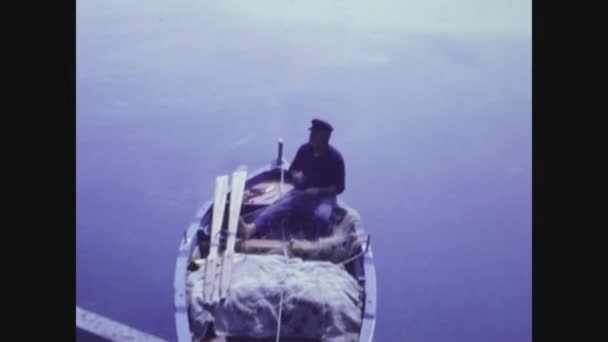 Palermo Itália Maio 1972 Pescador Repara Sua Rede Barco Nos — Vídeo de Stock