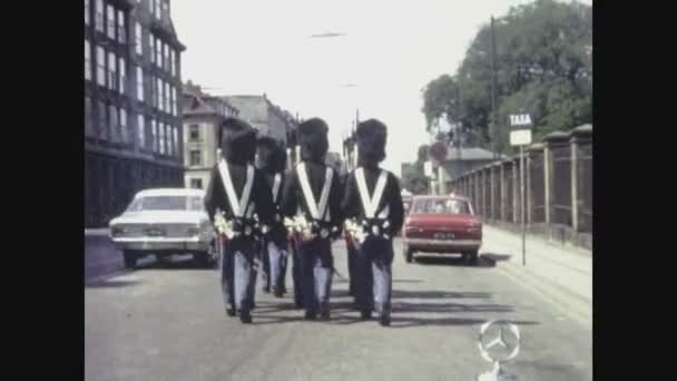 Copenhagen Dinamarca Junio 1961 Cambio Guardia Guardaespaldas Reales Plaza Del — Vídeo de stock