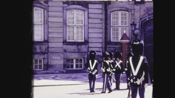 コペンハーゲン デンマーク1961年6月 60年後のデンマーク コペンハーゲンのアマリエンボーグ宮殿広場における衛兵交代式 — ストック動画