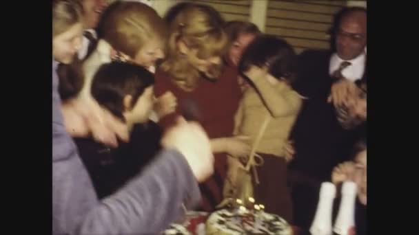 Палермо Италия 1972 Год Счастливые Семейные Моменты Дома Социальная История — стоковое видео