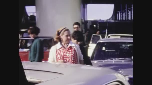 Copenagen Danimarca Giugno 1961 Gente Cammina Nel Traffico Automobilistico Negli — Video Stock